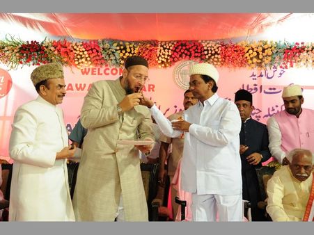 నా సంగతి మీకు తెలుసు: అసద్‌కు తినిపించిన కేసీఆర్ (పిక్చర్స్)