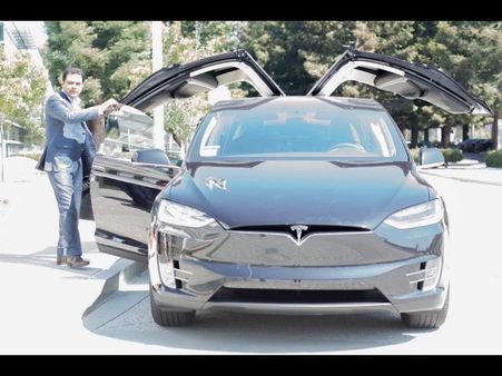 రెక్కల కారులోనే పర్యటన, ప్రత్యేకతలు: వ్యాలీలో కెటిఆర్ బిజీ(ఫొటోలు)