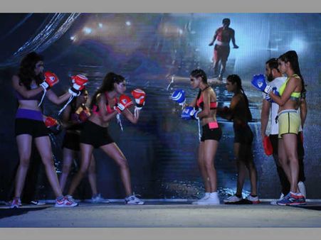 అందాల షో: పొట్టి దుస్తుల్లో మోడళ్ల హొయలు(పిక్చర్స్)