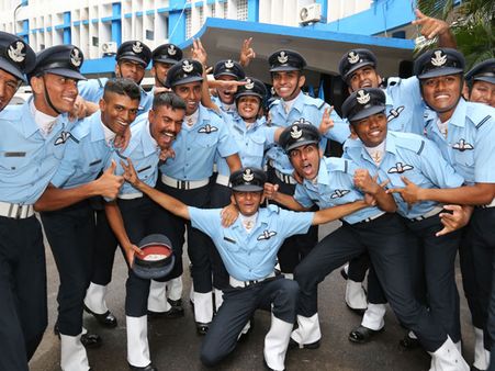 విన్యాసాలు అదుర్స్: తొలిసారి మహిళా ఫైటర్లు(పిక్చర్స్)