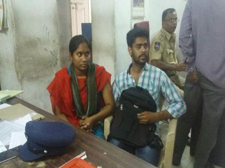 ప్రేమికులు: ఒంటిపై కిరోసిన్ పోసుకుని చచ్చిపోతామని పీఎస్‌లో హైడ్రామా