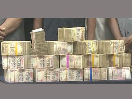 మీడియా ముందుకు దొంగబాబా: రూ. 1.30 కోట్లను శివ ఎలా కొట్టేశాడంటే (ఫోటోలు)