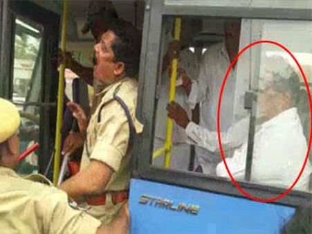 హైడ్రామా: మొండికేసిన ముద్రగడ, ఆయన ఇంటికి తాళం