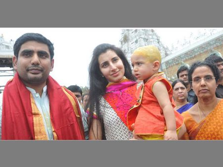 శ్రీవారి సేవలో నారా కుటుంబం: తలనీలాలు సమర్పించిన మనవడు దేవాన్ష్