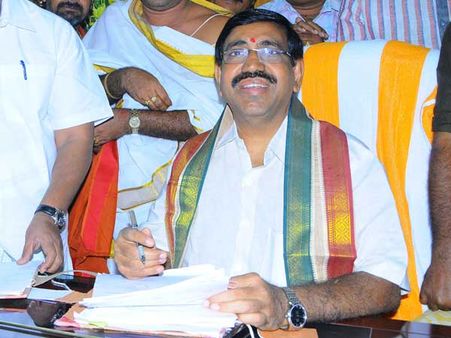 నారాయణ వర్సెస్ వెలాసిటీ: సినిమా సన్నివేశాలే...