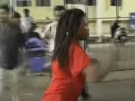 నైజీరియన్ యువతి రచ్చ: ముసుగేసి పట్టారు(వీడియో)