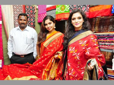 చీర సింగారాలు: సందడి చేసిన నటి కారున్య (ఫోటోలు)