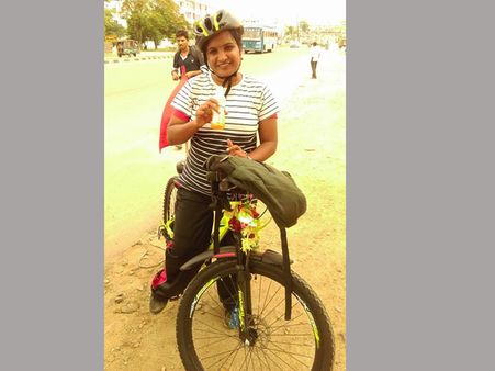 హైదరాబాద్‌కు గుడ్‌బై, సైకిల్ పైన అమరావతి బయలుదేరిన మహిళా ఉద్యోగి