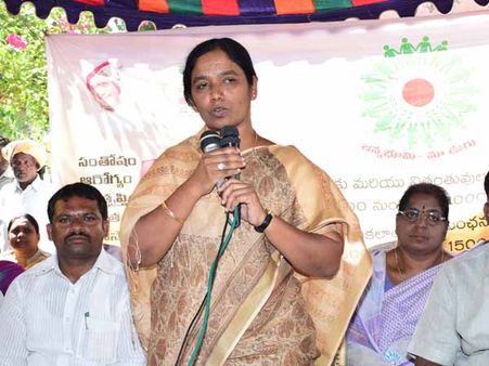 రైతు బిడ్డ: ఒడికట్టి విత్తనమేసిన ఏపీ మంత్రి పరిటాల సునీత