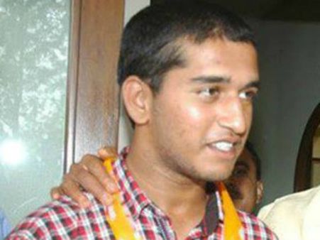 సురేశ్: ఘరానా మోసగాడు, మంత్రి ప్రత్తిపాటి పేరు చెప్పి దోచేస్తున్నాడు