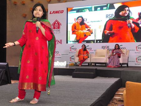 ఆంధ్ర అమ్మాయిని, హైదరాబాద్ కోడలిగా గర్వం: పూనమ్ మహాజన్ (ఫొటోలు)