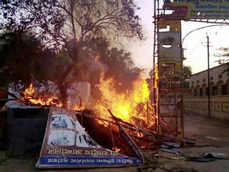 చెలరేగిన ఘర్షణలు: ఎస్పీతోపాటు 24మంది మృతి