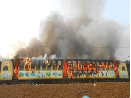 జగన్ డిమాండ్‌కు తలొగ్గిన ప్రభుత్వం: సిబిఐ చేతికి తుని రైలు దగ్దం కేసు