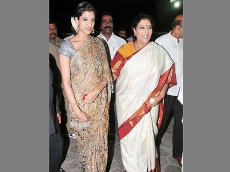 హాఫ్ ఫోటో చూసి అంటారా?: రేణుకా చౌదరి కూతురు కౌంటర్