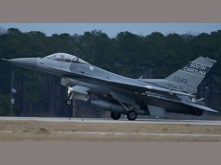 2 విమానాలు ఢీ: చాకచక్యంగా తప్పించుకున్న పైలట్లు