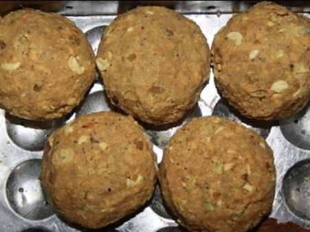 ఇంద్రకీలాద్రి లడ్డూ కౌంటర్ వద్ద ఫోన్లో 'బ్రహ్మోత్సవం' పాట, విమర్శలు