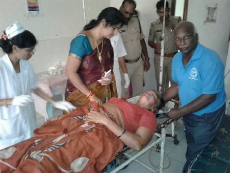 కుమారుడిని అమరుడిగా గుర్తించాలని మహిళ ఆత్మహత్యాయయత్నం (ఫొటో)