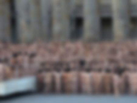 6వేలమంది ఒకేసారి నడిరోడ్డుపై బట్టలిప్పేసి..