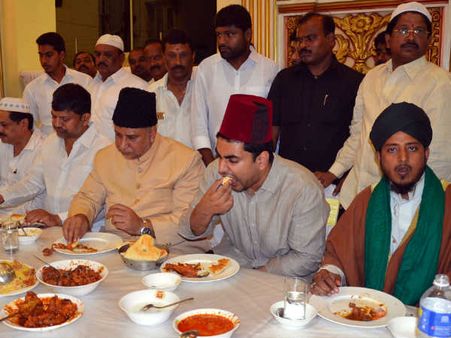 ఇఫ్తార్ విందులో నారా లోకేశ్: చికెన్ తిన్నారు (ఫోటోలు)