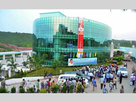 విశాఖలో బోర్డు తిప్పేసిన ఐటీ కంపెనీ: రోడ్డునపడ్డ 300 మంది టెక్కీలు