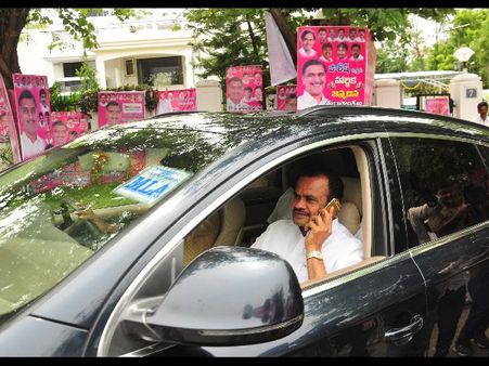 ఉత్తమ్‌పై వ్యాఖ్యలకు పీసీసీ షోకాజ్ నోటీసులు: తగ్గేదే లేదన్న కోమటిరెడ్డి