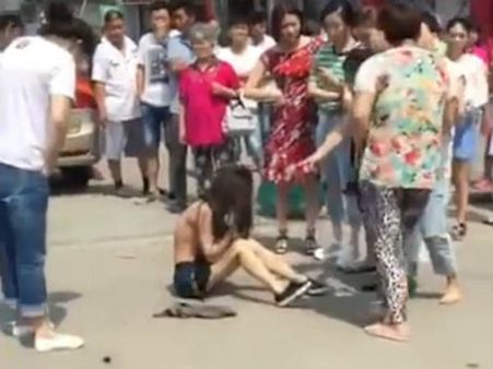 దారుణం: నడిరోడ్డుపై బట్టలూడదీసి మహిళను చితకొట్టారు (వీడియో)