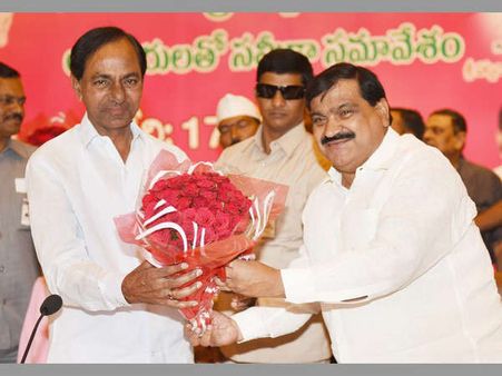 ఆర్టీసీపై కేసీఆర్ సమీక్ష: సిగ్గుచేటు, సమ్మెలొద్దు, ఉద్యోగం నుంచి తొలగిస్తాం