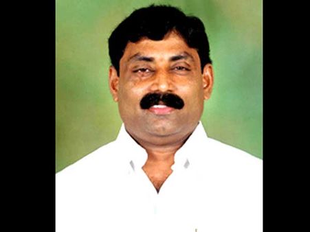 ప్రతిరోజూ పోలీస్ స్టేషన్‌కు వచ్చి సంతకం పెడుతున్న జగన్ మేనమామ