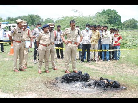 ఆఫ్రికా స్త్రీ హత్య: భార్య శవాన్ని రూపేష్ 16 ముక్కలుగా నరికాడు (ఫొటోలు)