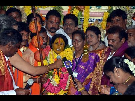 కేసీఆర్‌కు ప్రశంస: రంగంలో భవిష్యవాణి స్వర్ణలత ఏం చెప్పారంటే