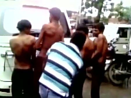 రోడ్డుపైనే దుస్తులు విప్పించి.. ఆపై బెల్టుతో