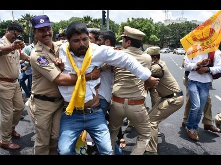 ఎంసెట్ లీకేజీపై దద్దరిల్లిన ఆందోళనలు.. (ఫోటోలు)