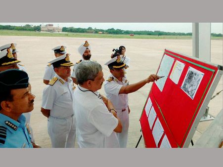 ఆ విమానం బంగాళాఖాతంలో పడిందా: విశాఖలో బాబు పరామర్శ