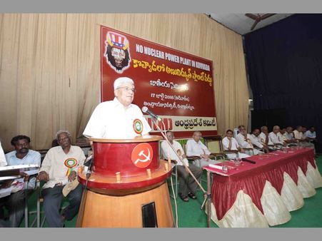 అమెరికా మెప్పుకోసం రాష్ట్రాన్ని నాశనం చేస్తారా?: బాబుపై కారత్ ఫైర్