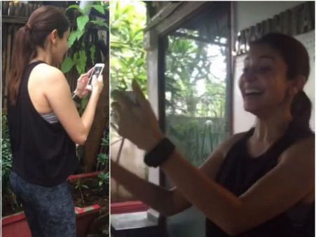 కోహ్లీ తర్వాత..: పోకేమాన్ పిచ్చిలో పడిన అనుష్క!