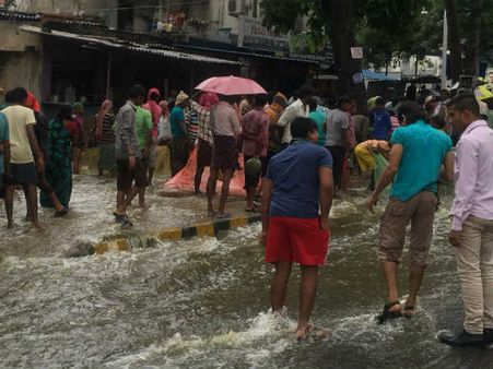 రోడ్లన్నీ జలమయం: చేపలు పట్టిన బెంగుళూరు వాసులు