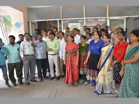 ఏపీ వర్సెస్ తెలంగాణ: ఫైళ్లు తీసుకెళ్తుంటే అడ్డుకున్నారు (పిక్చర్స్)