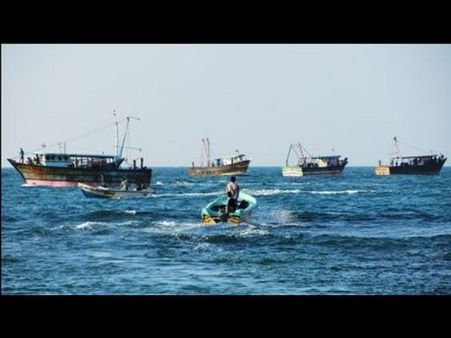 అద్భుతం: చేపల కోసం వల విసిరితే పల్సర్ బైక్ పడింది