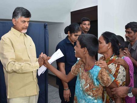 చంద్రబాబు భరోసా: ఆ చిన్నారి ప్రాణాన్ని నిలబెట్టింది (ఫోటోలు)