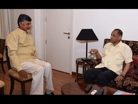 గవర్నర్‌కు షడ్రుచులతో విందు: స్వీటు బాక్సు ఇచ్చి వీడ్కోలు పలికిన బాబు