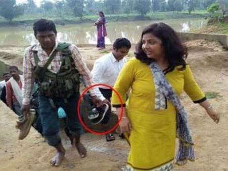 షేమ్: సెక్యూరిటీతో చెప్పులు మోయించిన లేడీ కలెక్టర్!