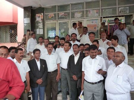 గవర్నర్‌ను కలిసిన 'టీ' లాయర్లు: డిమాండ్లివే, రాజేంద్ర‌న‌గ‌ర్ కోర్టులో ఉద్రిక్తత