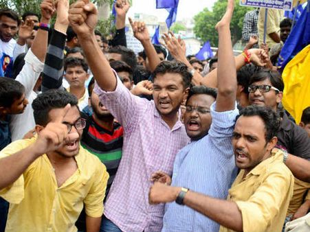 అసలేం జరిగింది?: గుజరాత్‌లో దళితుల రగడ, హెడ్ కానిస్టేబుల్ మృతి