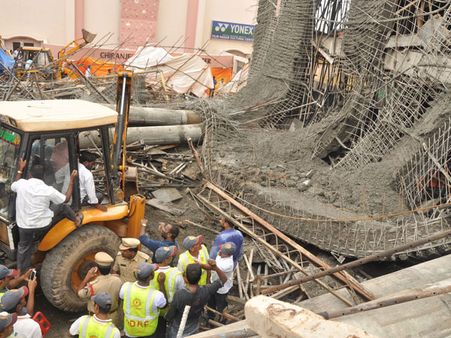 ఫిలింనగర్లో కుప్పకూలిన భవనం, శిథిలాల కింద కూలీలు, చిత్ర పరిశ్రమదేనా?