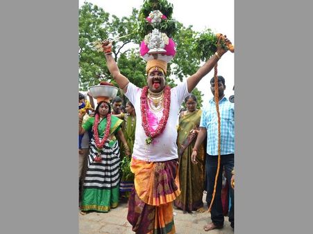 గోల్కొండ బోనాలు: లక్షల భక్తుల బారులు(పిక్చర్స్)