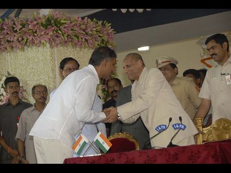 అనుకుంటే అంతే: నిన్న చంద్రబాబుపై, నేడు హరీష్‌కు గవర్నర్ ప్రశంస