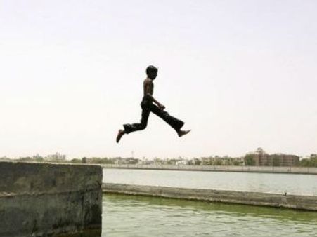 షాకింగ్: ఫ్రెండ్స్ వీడియో కోసం గంగలో దూకి...