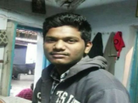 విషాదం: సెల్‌ఫోన్ మాట్లాడుతూ కరెంట్ షాక్ తగిలి బీటెక్ విద్యార్ధి మృతి