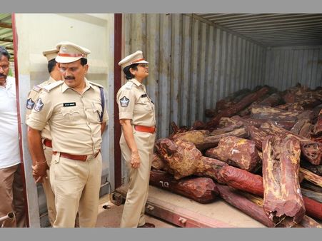 స్మగ్లర్స్ కు దడ పుట్టిస్తోన్న ఐపీఎస్ జయలక్ష్మి : వదిలేది ప్రసక్తే లేదంటూ వార్నింగ్