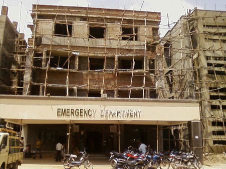 ప్రేమించకపోతే చంపేస్తా: కిరోసిన్ పోసుకుని ఇంటర్ విద్యార్ధిని ఆత్మహత్యాయత్నం